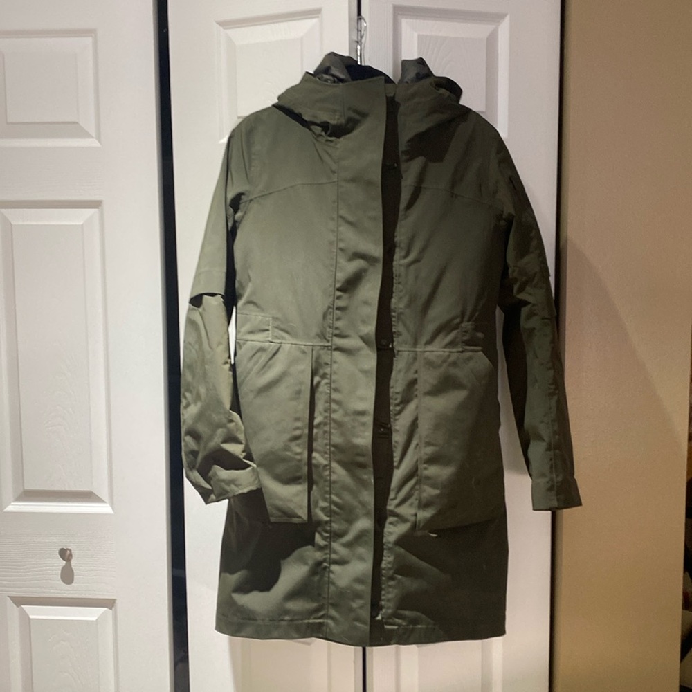 Lululemon Snow Warrior Parka, size 6, green